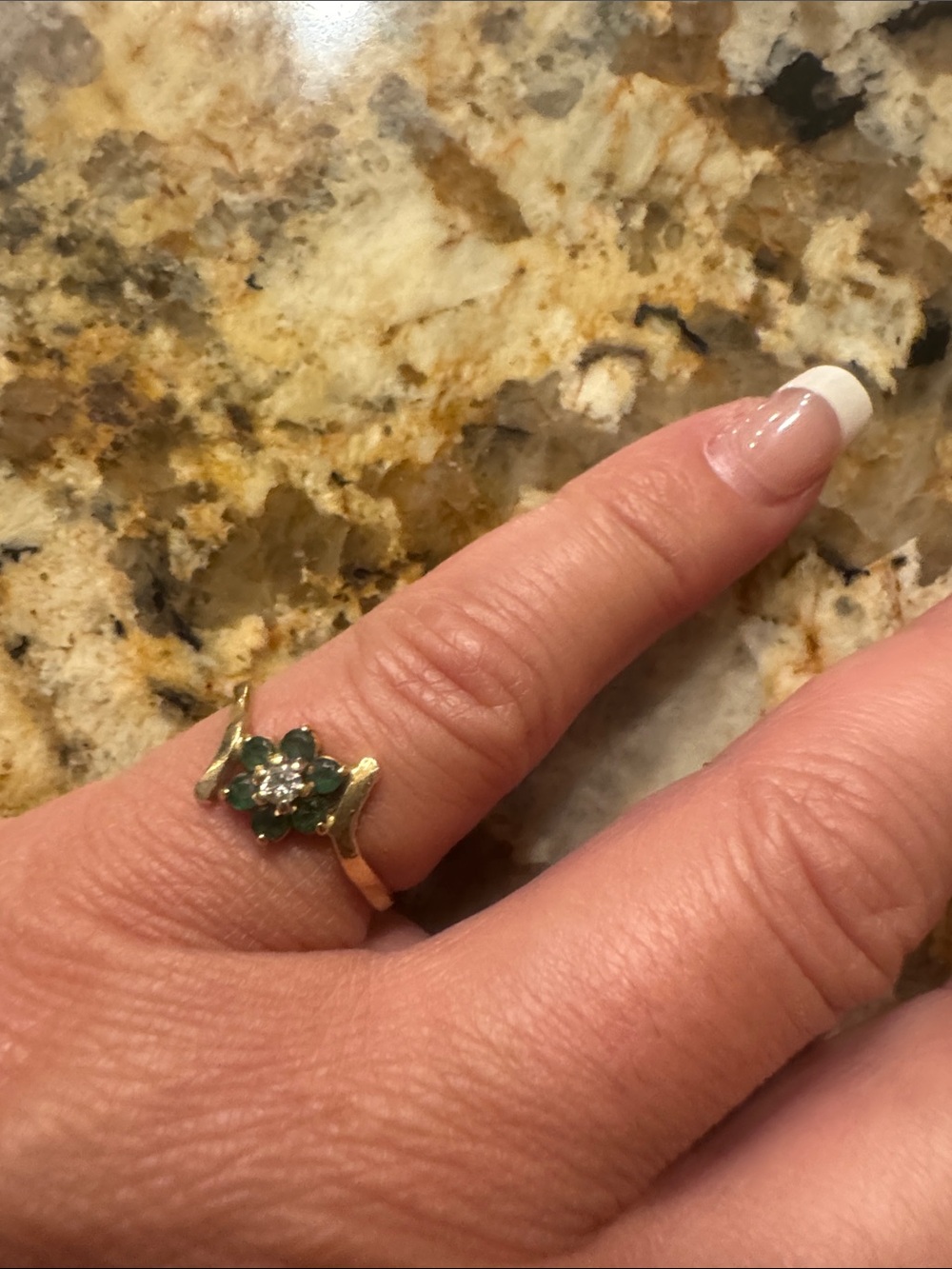 Vintage 14k Yellow Gold Floral Cluster Emerald With Central Diamond Ring Sz 7